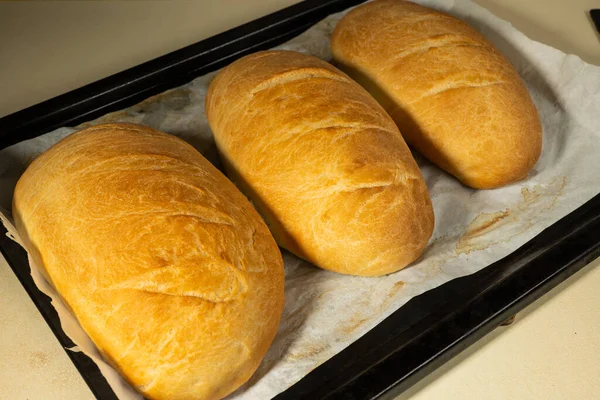 Frisch Gebackene Brote Liegen Auf Einem Dunklen Holztisch — Stockfoto