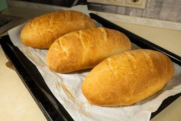 Färska Bakade Bröd Ligga Ett Mörkt Träbord — Stockfoto