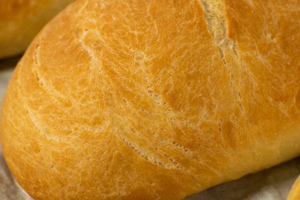 Färska Bakade Bröd Ligga Ett Mörkt Träbord — Stockfoto