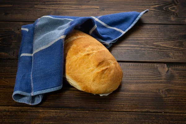 Φρέσκα Ψημένα Ψωμιά Πάνω Ένα Σκούρο Ξύλινο Τραπέζι — Φωτογραφία Αρχείου