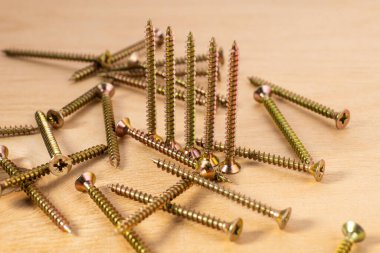 siyah kendi kendine dokunan tahta için vida bir tahta parçası yanında