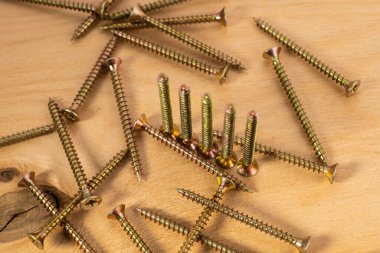 siyah kendi kendine dokunan tahta için vida bir tahta parçası yanında