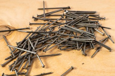 siyah kendi kendine dokunan tahta için vida bir tahta parçası yanında