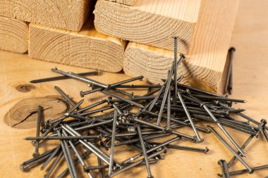 siyah kendi kendine dokunan tahta için vida bir tahta parçası yanında