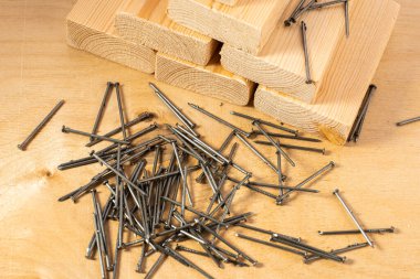 siyah kendi kendine dokunan tahta için vida bir tahta parçası yanında