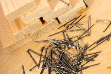 siyah kendi kendine dokunan tahta için vida bir tahta parçası yanında