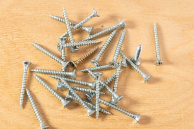 siyah kendi kendine dokunan tahta için vida bir tahta parçası yanında