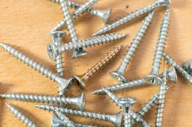 siyah kendi kendine dokunan tahta için vida bir tahta parçası yanında