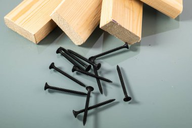 siyah kendi kendine dokunan tahta için vida bir tahta parçası yanında