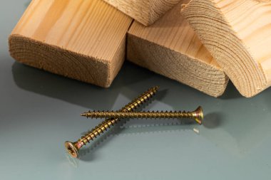 siyah kendi kendine dokunan tahta için vida bir tahta parçası yanında