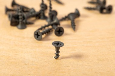 siyah kendi kendine dokunan tahta için vida bir tahta parçası yanında