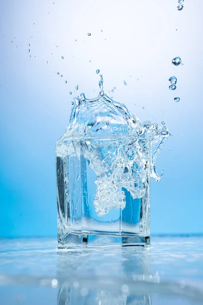 Бризки Води Прозорому Склі Синьому Фоні — стокове фото