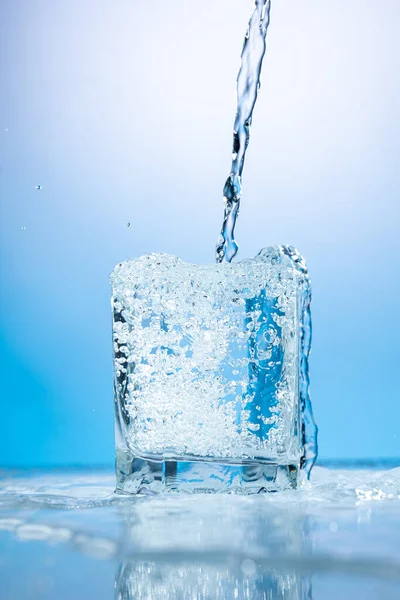 Всплеск Воды Прозрачном Стакане Голубом Фоне Стоковое Изображение