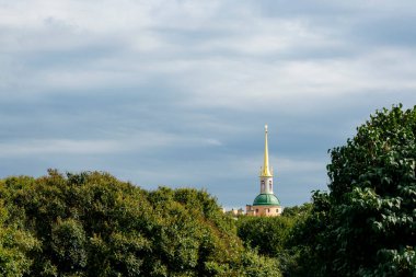 Mikhailovsky Kalesi, Fontanaki Kanalı, St. Petersburg Rusya. Mars Sahası 'ndan (Marsovo Kutbu) görüntüle.