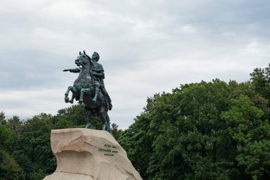 Peter 'ın ünlü binicilik heykeli 1782' de Rusya 'nın St. Petersburg kentindeki Senato Meydanı' na dikildi..