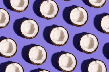 Taze hindistan cevizi dilimlenmiş desen. Yarım hindistan cevizi, az düz stil, üst manzara. 2022 'nin Rengi - Çok Peri.