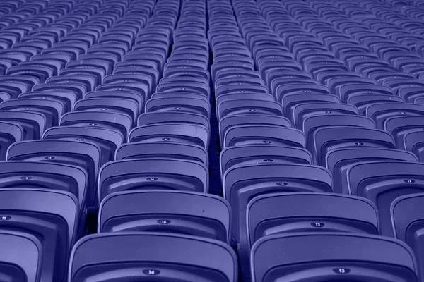 Assentos Plástico Vermelhos Vazios Num Estádio Vazio Muitos Lugares Vazios — Fotografia de Stock