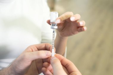Aşı ve şırıngayı tutan eller. Sağlık konsepti, koronavirüse karşı aşı