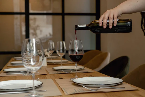 Kadehlere kırmızı şarap dök. Kutlama, yeni yıl ve Noel kavramı.