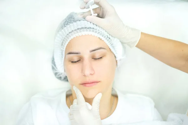 Kıza güzellik iğnelerine hyllauronic asit enjekte edilir. Güzellik ve sağlık kavramı, kozmetologlar, güzel cilt iğneleri.