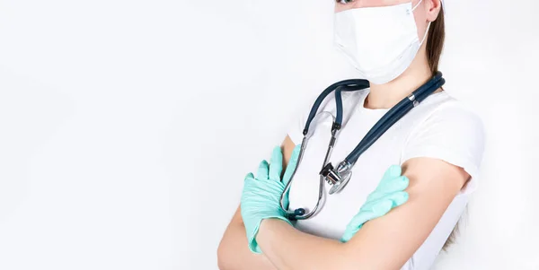 Maskeli ve eldivenli doktor kadın. Beyaz bir arka planda. İlaç ve tedavi kavramı