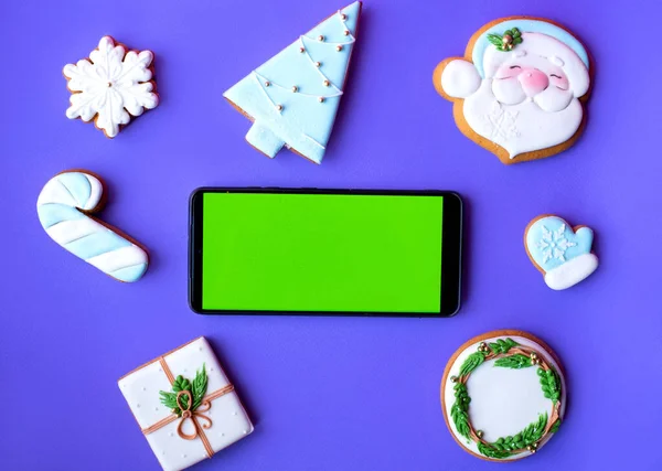 Telefon ve Noel kurabiyeleri. Noel konsepti, yeni yıl, kurabiyeler. Hromokey