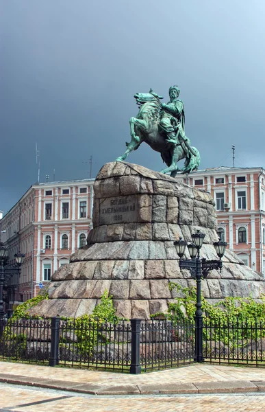 Denkmal für bogdan khmelnitsky, kiev, ukraina — Stockfoto
