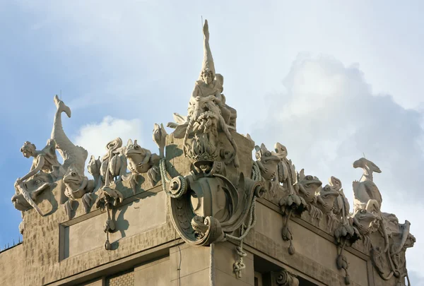 Huis met draakvissen, kiev, Oekraïne — Stockfoto