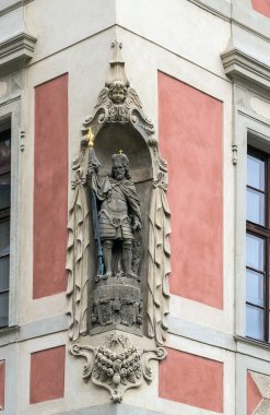 bir binanın duvarında Prag heykel