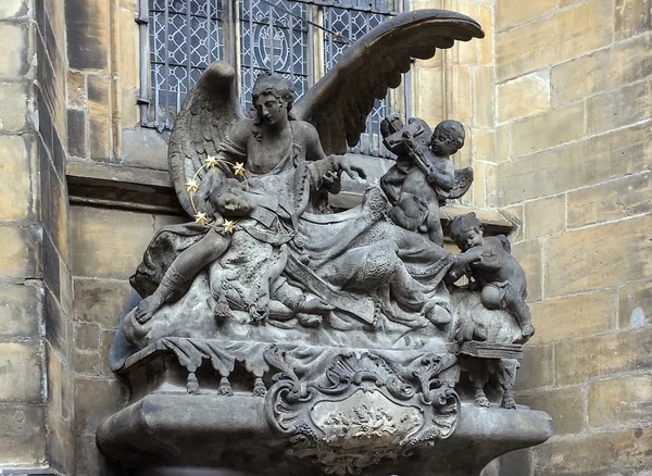 La escultura en el edificio de la Catedral de San Vito, Praga —  Fotos de Stock