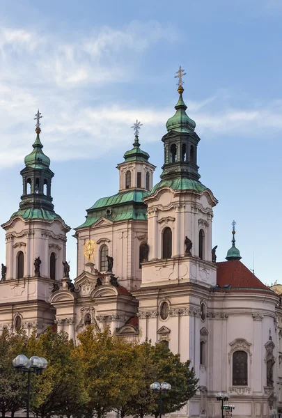 Iglesia de San Nicolás en la Plaza de la Ciudad Vieja, Praga — Foto de Stock