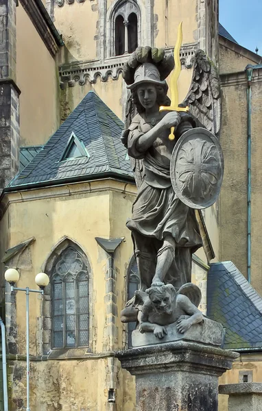 Socha před kostelem svatého Mikuláše, cheb, Česká republika — Stock fotografie