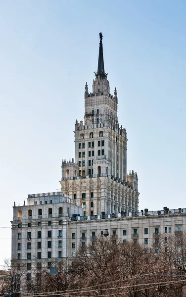 Höghusbyggnad på röda porten torget, Moskva — Stockfoto