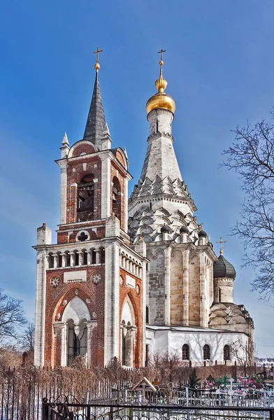 Iglesia de la Transfiguración en el pueblo de Ostrov, región de Moscú, R — Foto de Stock