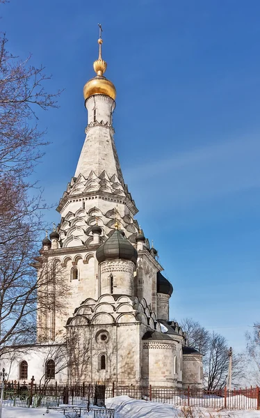 Iglesia de la Transfiguración en el pueblo de Ostrov, región de Moscú, R — Foto de Stock