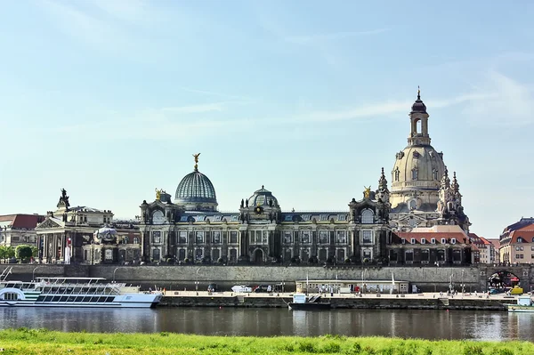 Embankment da cidade velha de Dresden, Saxônia, Alemanha — Fotografia de Stock