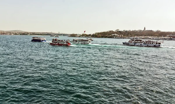 湾岸ゴールデン ホーン、イスタンブールの船 — ストック写真