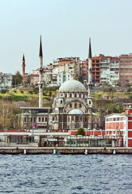 istanbul boğaz kanal kıyısında bulunan Camii