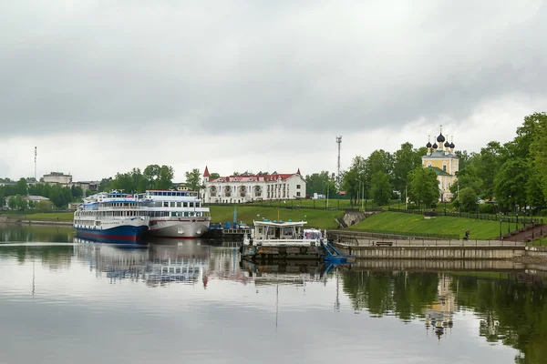 Круїзних суден в місті Uglich — стокове фото