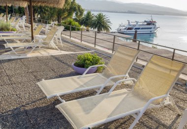 Otelin plajı ile havuz alanı