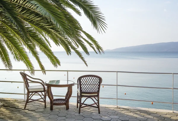 Mesa e cadeiras com vista para o mar — Fotografia de Stock