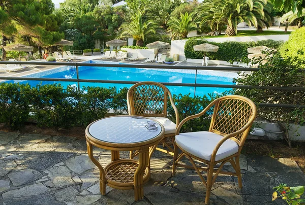 Стол и стулья для отдыха с видом на бассейн — стоковое фото