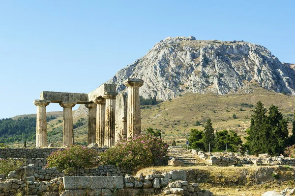 Antik corinth, Yunanistan ın Apollon Tapınağı — Stok fotoğraf