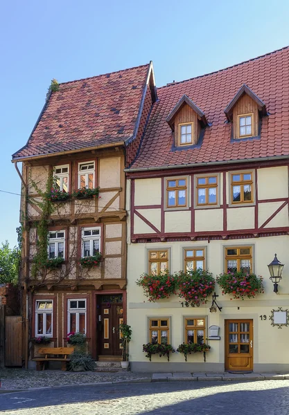 Quedlinburg, Almanya yarı ahşap evleri ile sokak — Stok fotoğraf