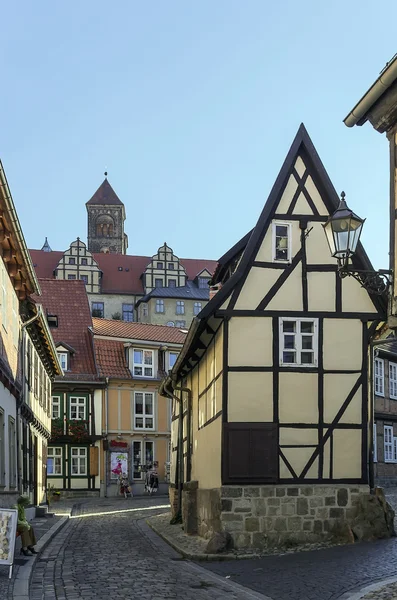 La calle con casas de entramado de madera en Quedlinburg, Alemania — Foto de Stock