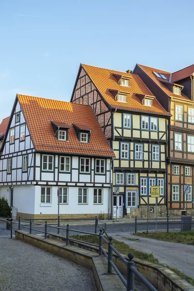 A rua com casas de meia-madeira em Quedlinburg, Alemanha — Fotografia de Stock