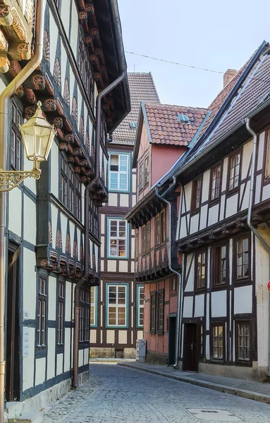 De straat met vakwerkhuizen in quedlinburg, Duitsland — Stockfoto