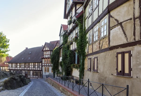 La calle con casas de entramado de madera en Quedlinburg, Alemania — Foto de Stock