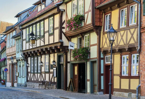 De straat met vakwerkhuizen in quedlinburg, Duitsland — Stockfoto