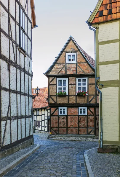 De straat met vakwerkhuizen in quedlinburg, Duitsland — Stockfoto